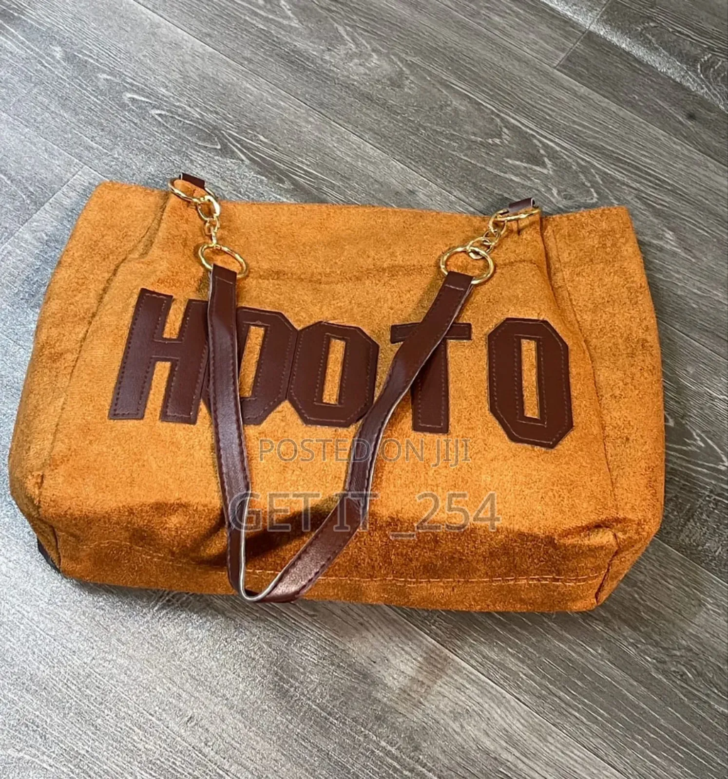 . *Letter Patch Detail Shoulder Tote Bagsize: 32×27×14cm
