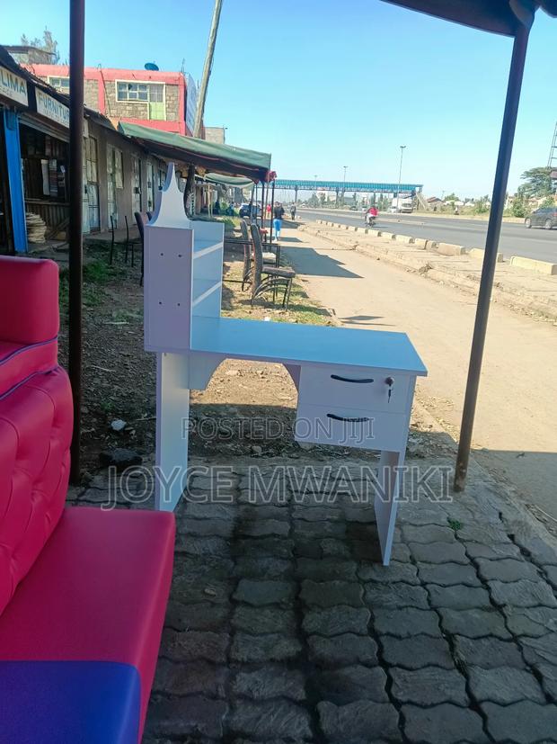 Manicure White Table - main view