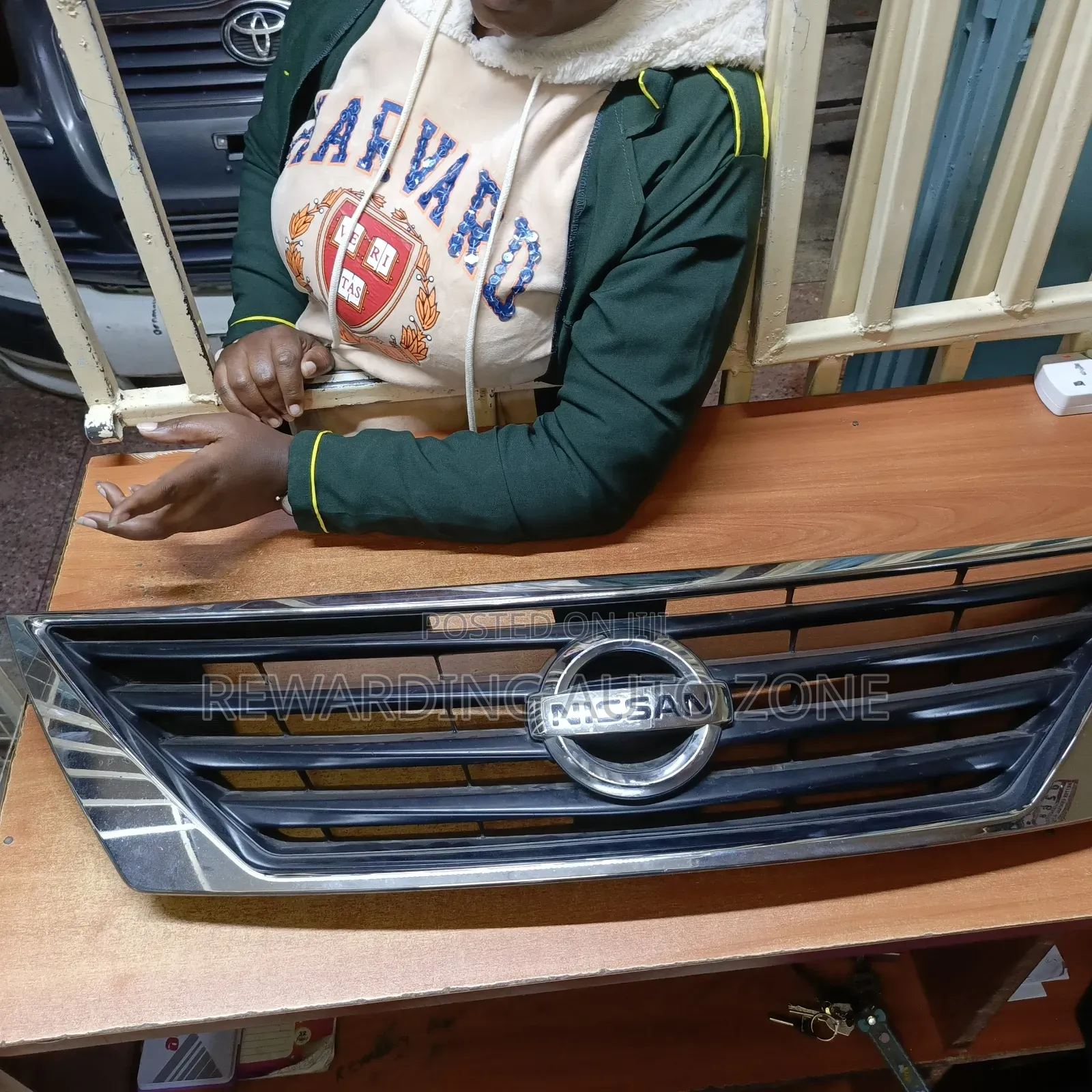 Nissan Tiida 2013 Grille.