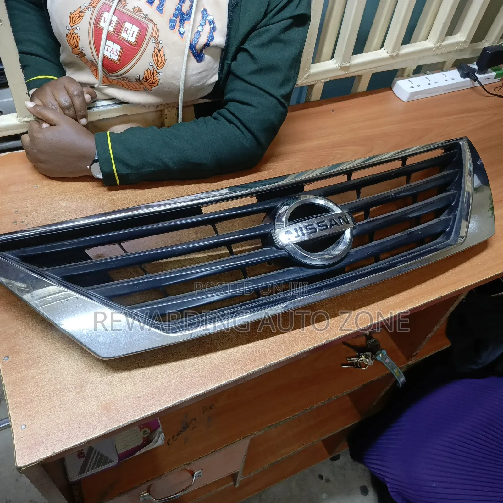 Nissan Tiida 2013 Grille.