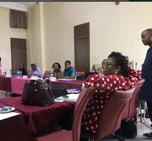 Versatile Offices With Desks And Chairs - thumbnail 3