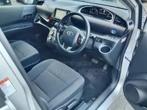 Toyota Sienta 2018 Silver