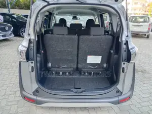 Toyota Sienta 2018 Silver
