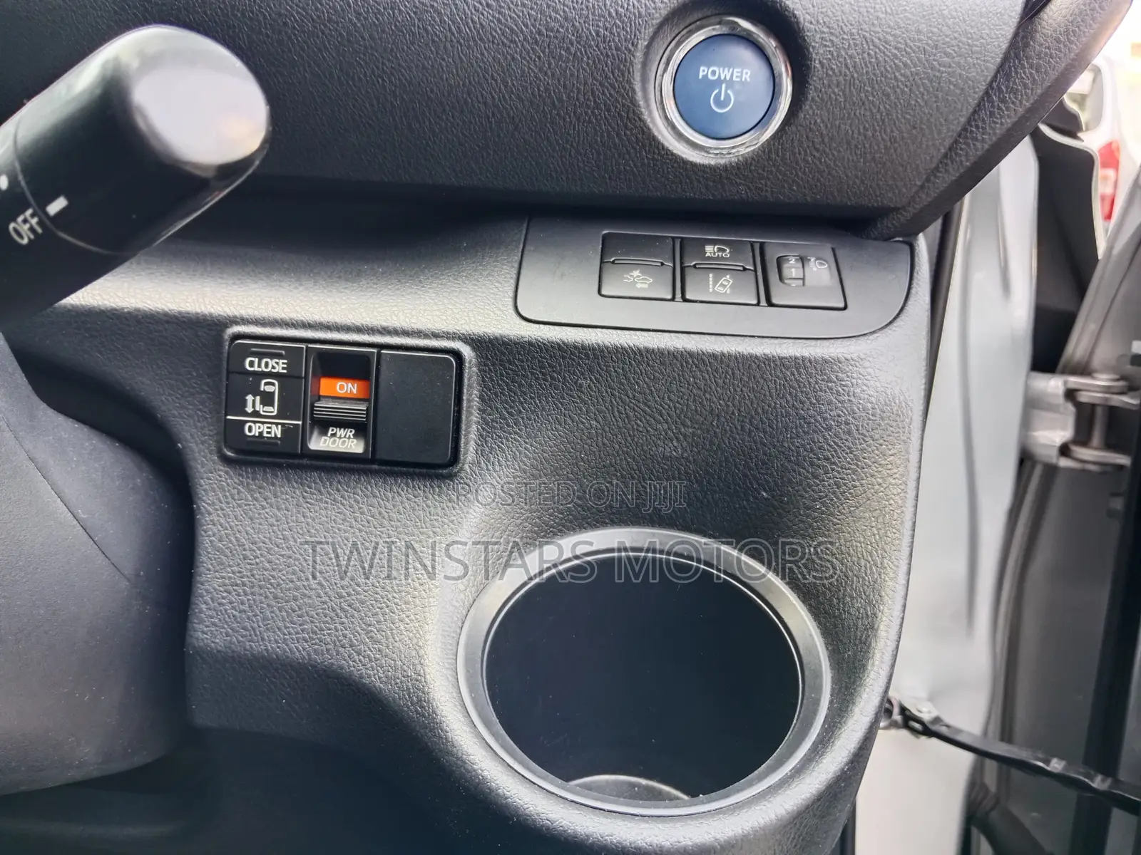 Toyota Sienta 2018 Silver