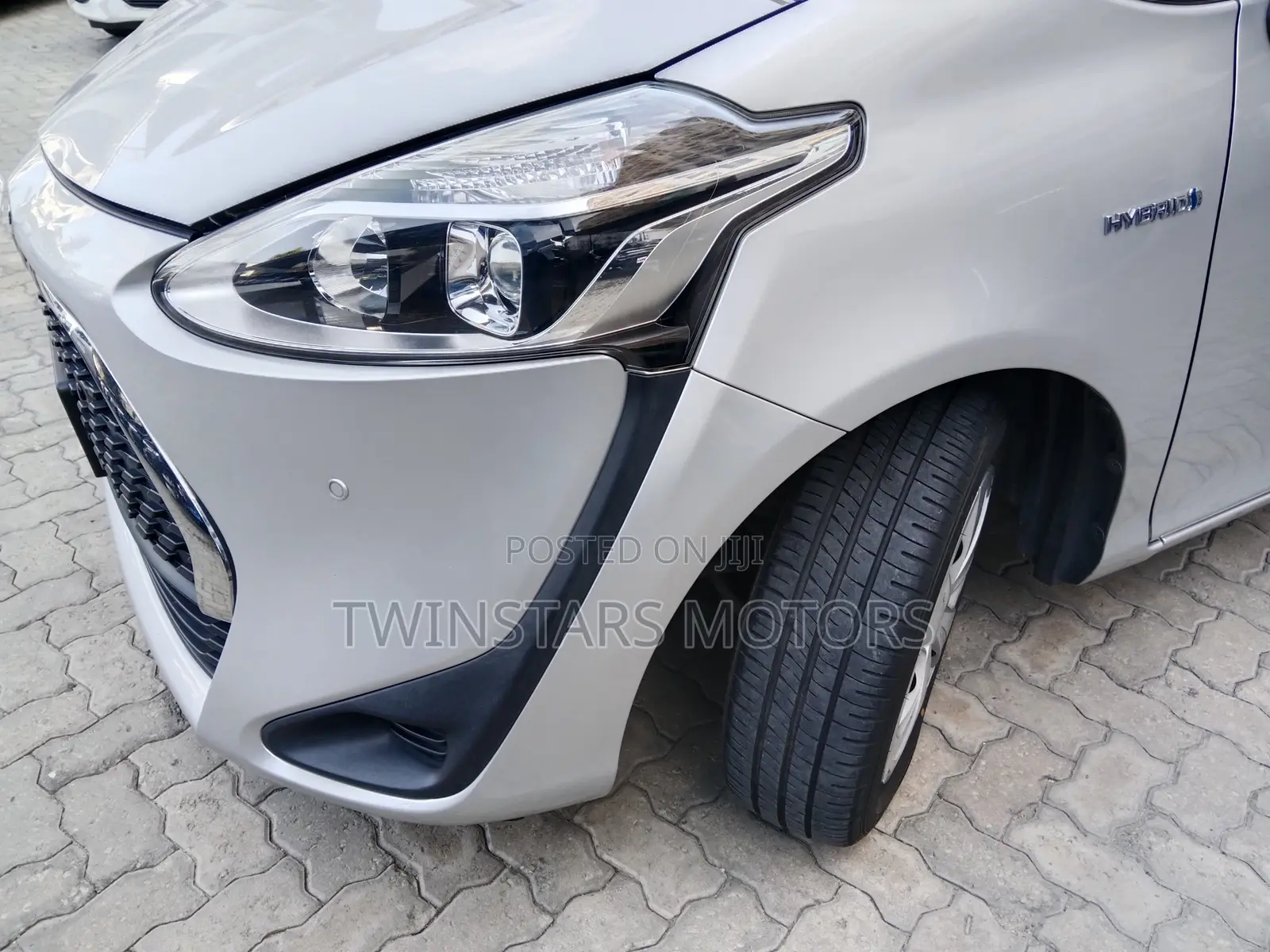 Toyota Sienta 2018 Silver