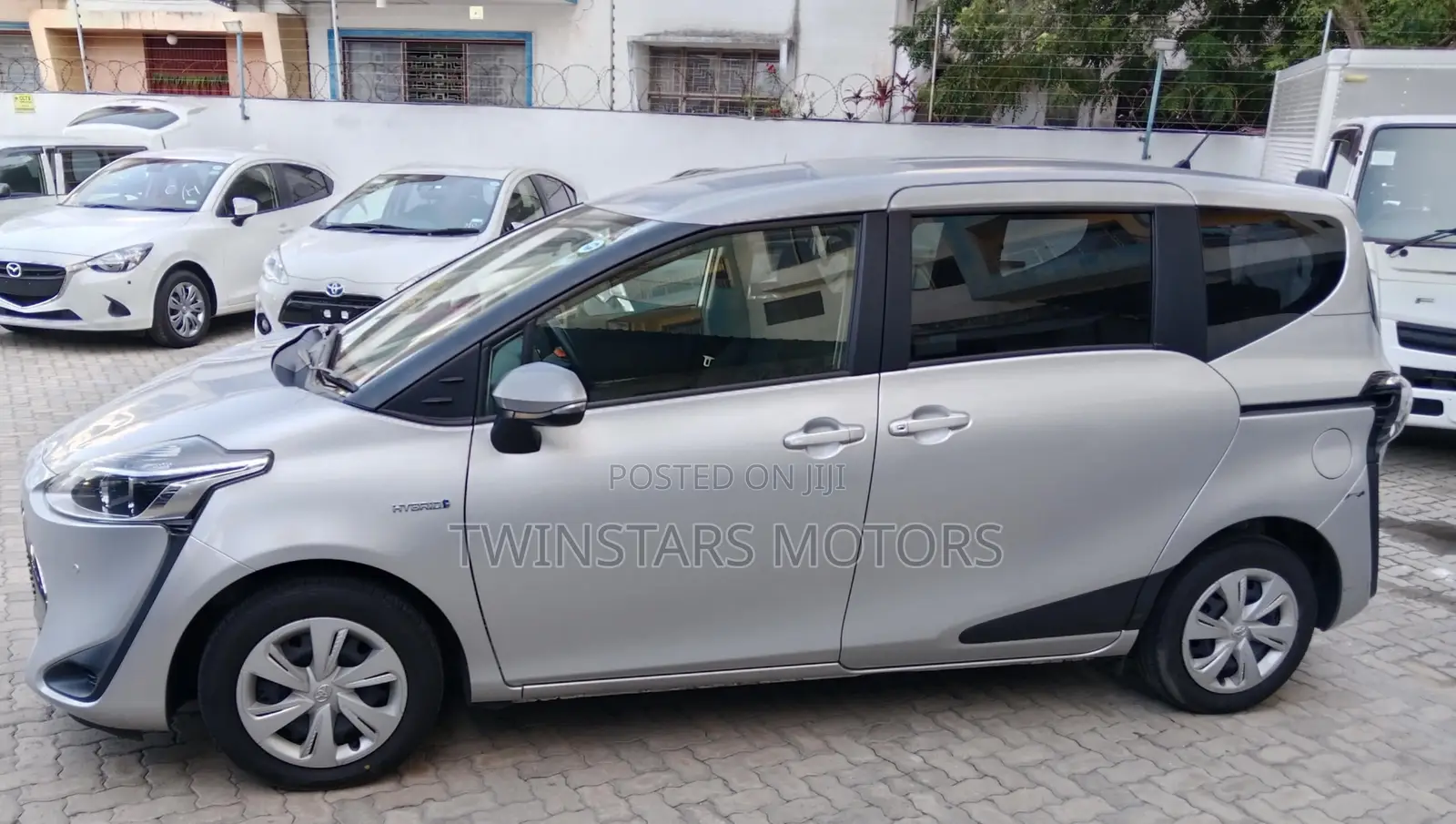 Toyota Sienta 2018 Silver