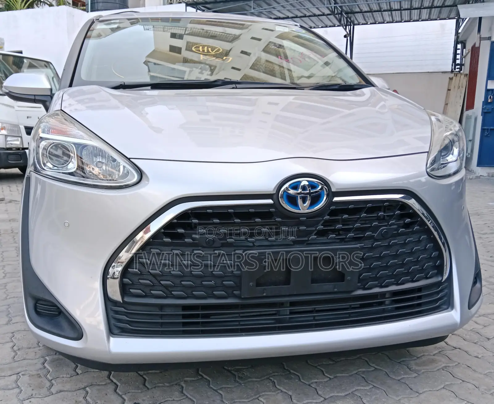Toyota Sienta 2018 Silver