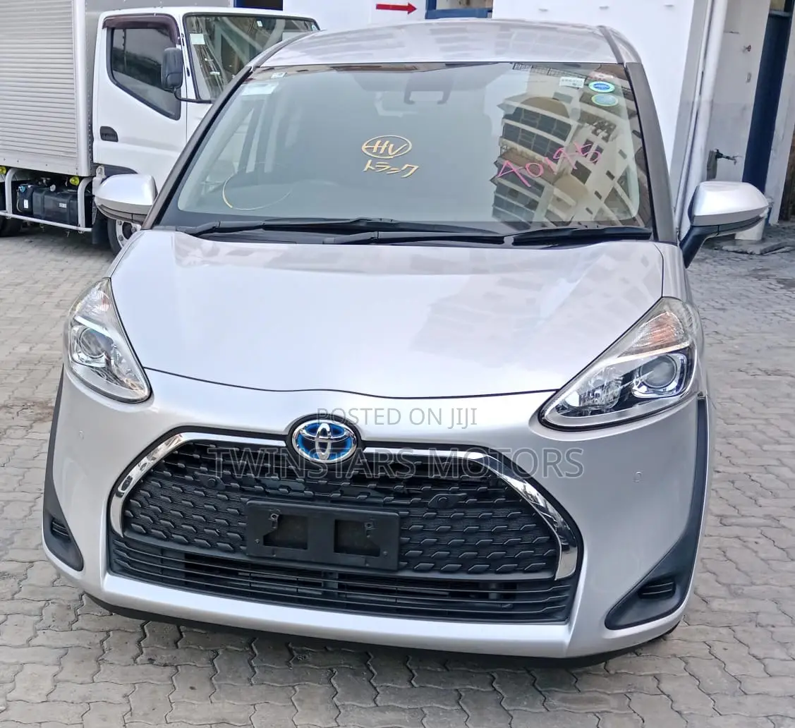 Toyota Sienta 2018 Silver