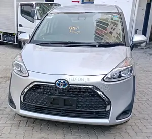 Toyota Sienta 2018 Silver