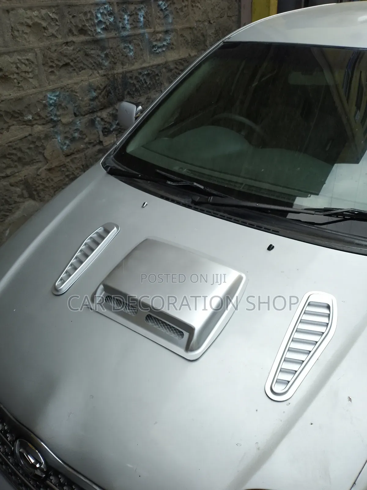 Car Fitted With 2pc Bonnet Side and Center Hood Scoop