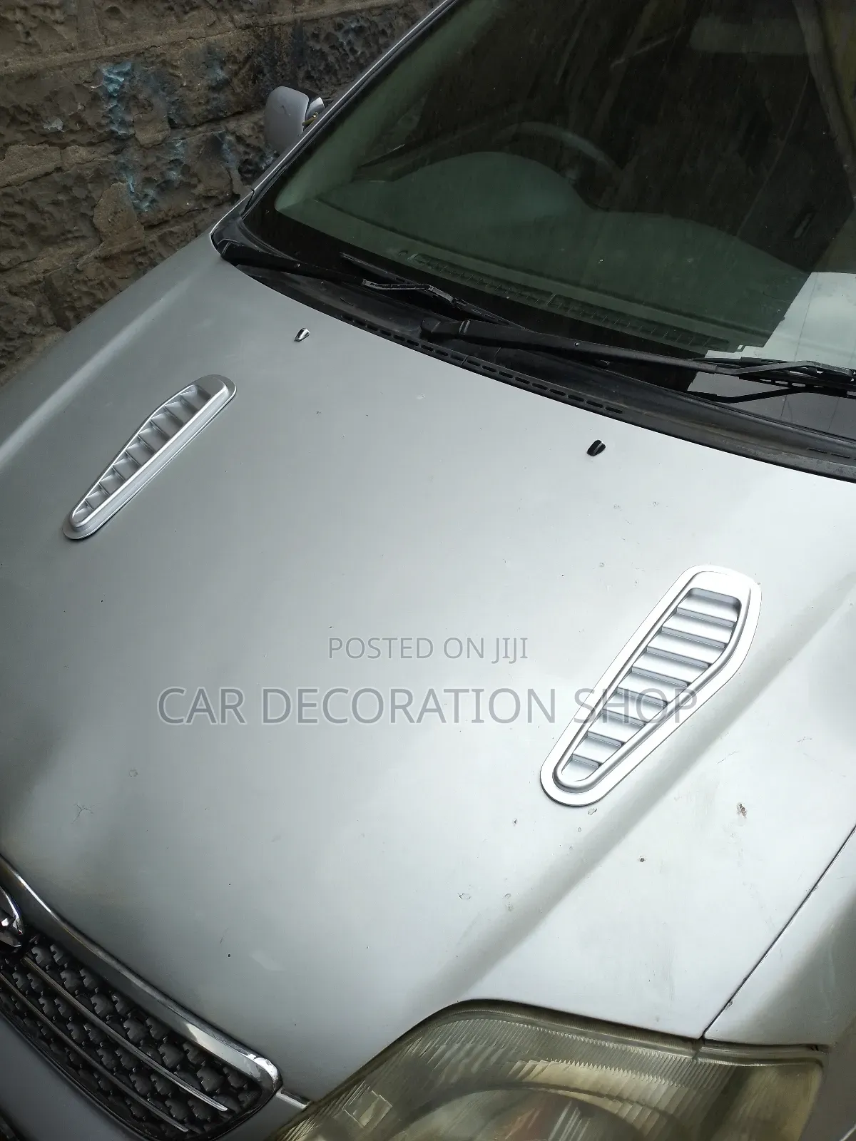 Car Bonnet Fitted With Silver Bonnet Air Vent(Black Maroon