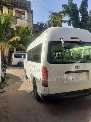 Toyota HiAce 2017 White