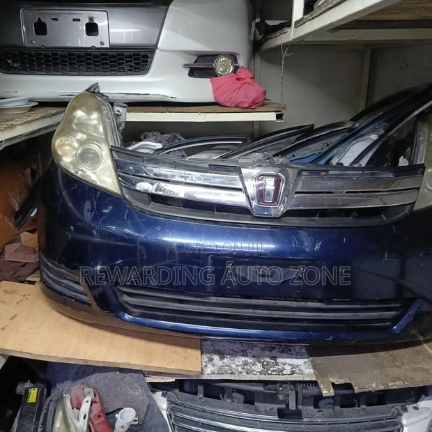 Toyota Isis Nosecut.