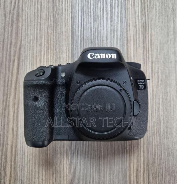 Canon EOS 7D DSLR Camera (Body Only) - thumbnail 3