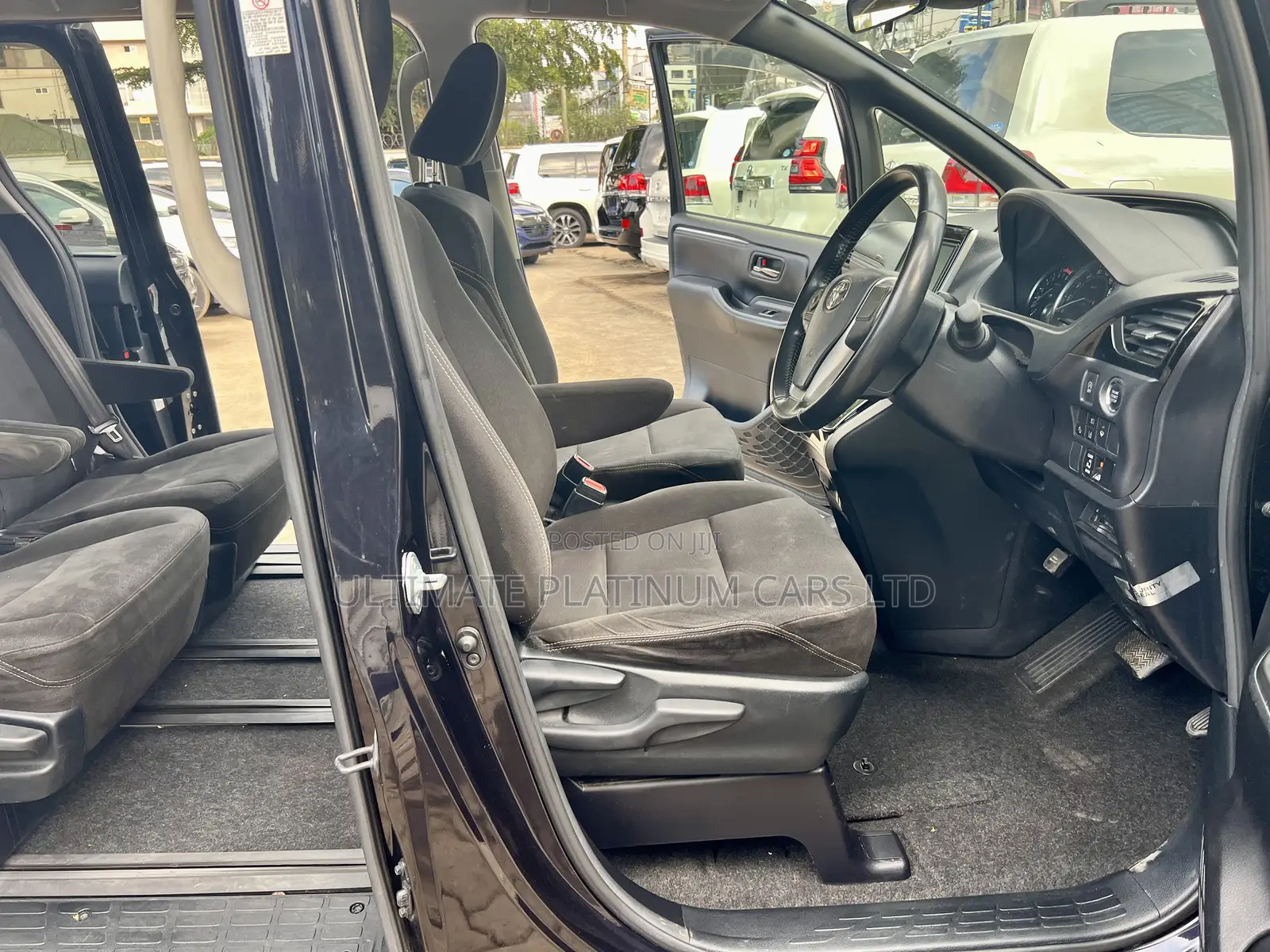 Toyota Esquire 2.0 FWD (7 seater) 2017 Purple