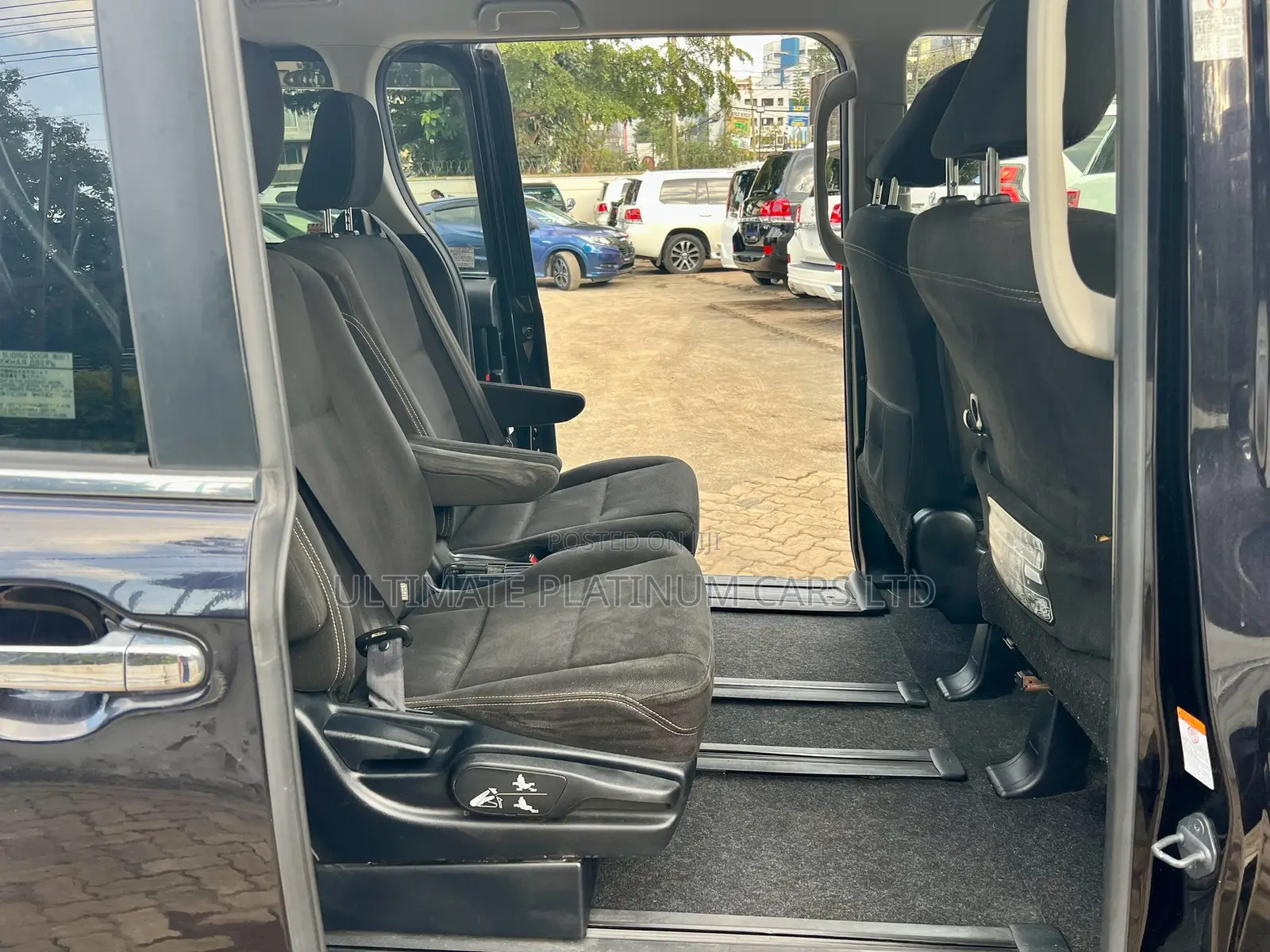Toyota Esquire 2.0 FWD (7 seater) 2017 Purple