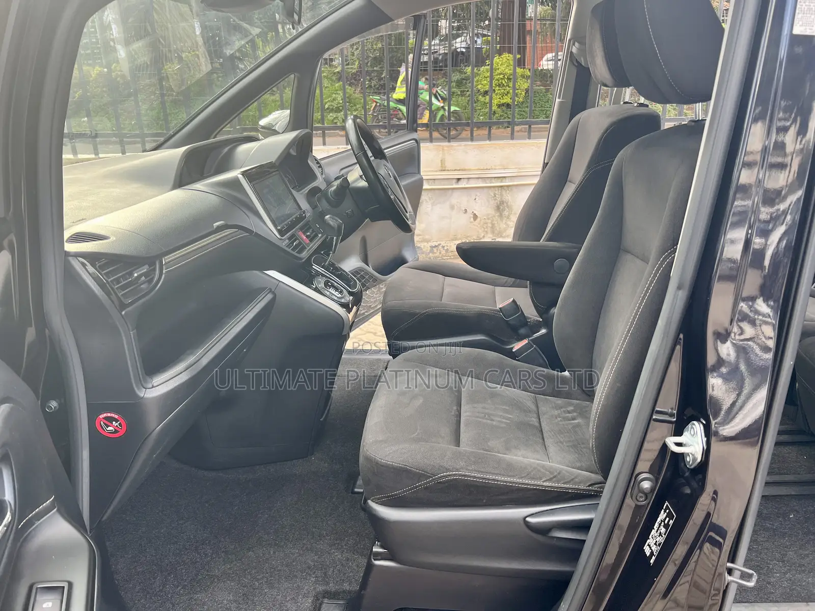 Toyota Esquire 2.0 FWD (7 seater) 2017 Purple