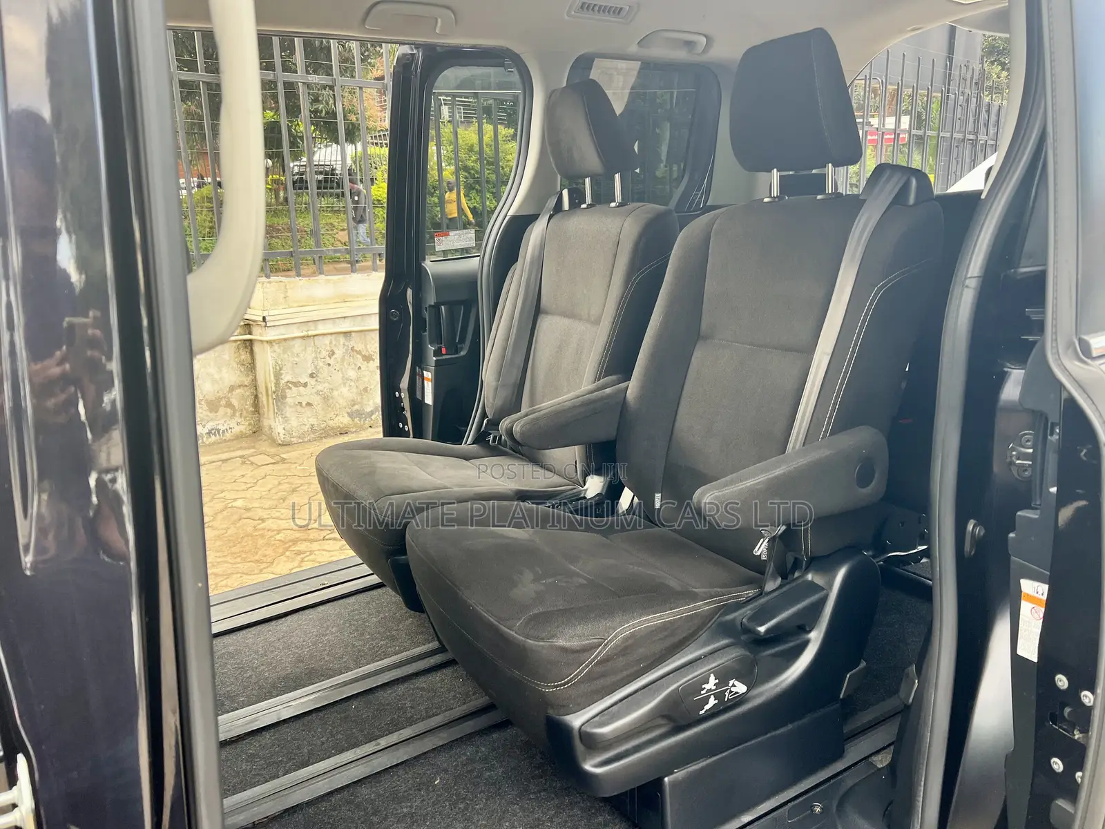 Toyota Esquire 2.0 FWD (7 seater) 2017 Purple