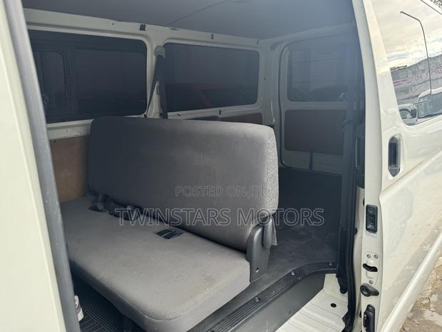 Toyota HiAce 2017 White - thumbnail 4