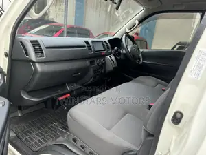 Toyota HiAce 2017 White