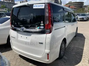 Toyota Esquire 1.8 FWD Hybrid (7 seater) 2017 White