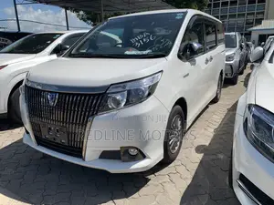 Toyota Esquire 1.8 FWD Hybrid (7 seater) 2017 White