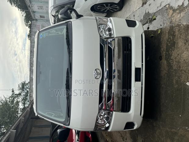 Toyota HiAce 2017 White