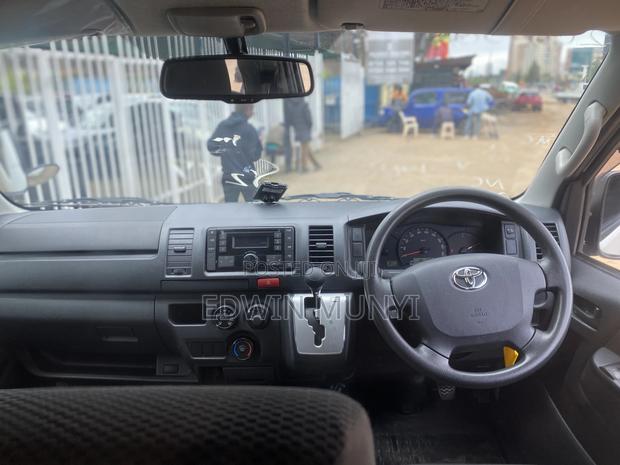 Toyota HiAce 2018 White - thumbnail 10