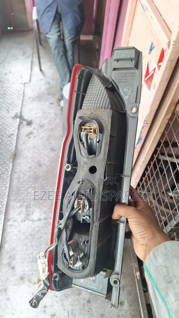 Taillight Toyota Hiace 7l Ex- Japan - thumbnail 2