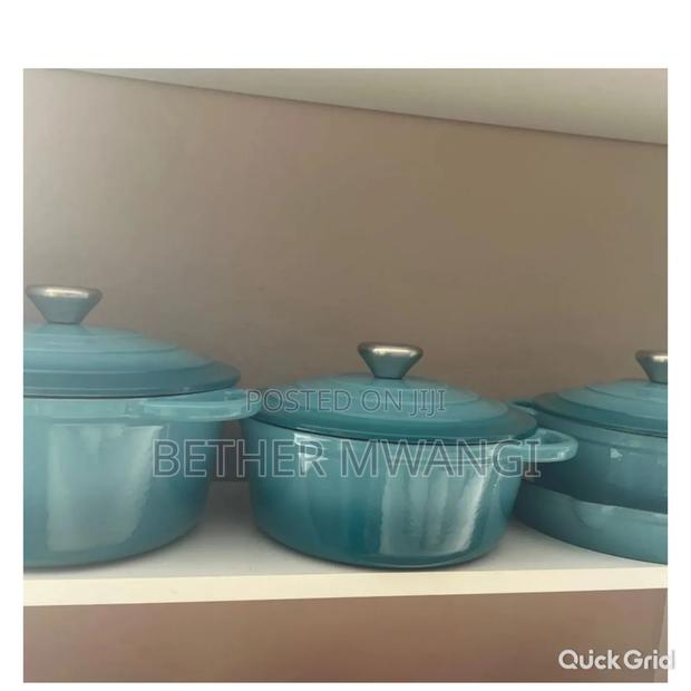 Cast Iron Dutch Oven - thumbnail 4
