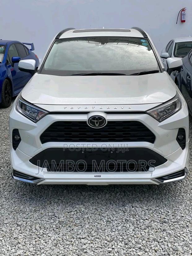 Toyota RAV4 Limited AWD 2019 White - main view