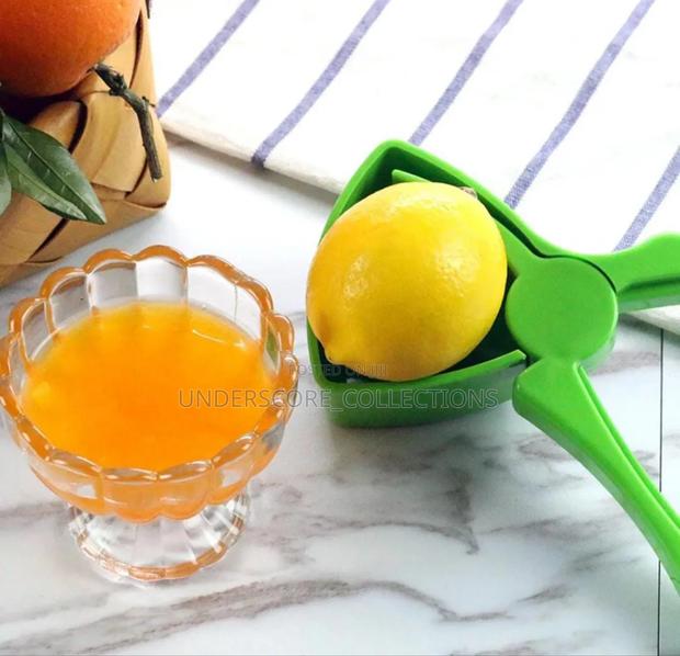 *HARD PLASTIC Lemon Orange Squeezer - thumbnail 2