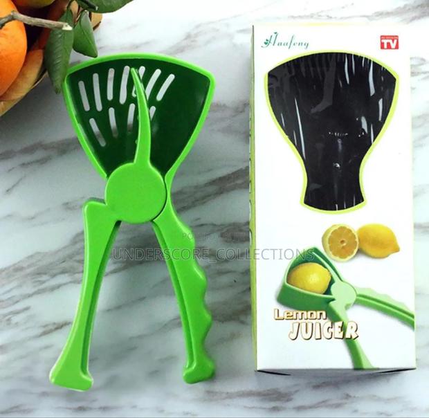 *HARD PLASTIC Lemon Orange Squeezer - thumbnail 3