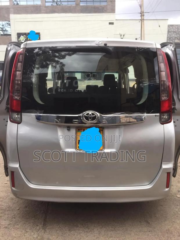Toyota Noah Rear Windscreen - main view