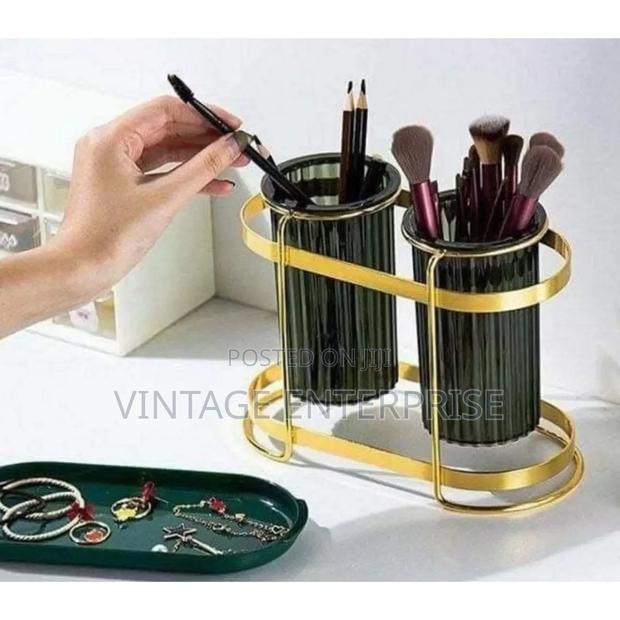 Multifunctional Make-up Brush Storage Holders •••√