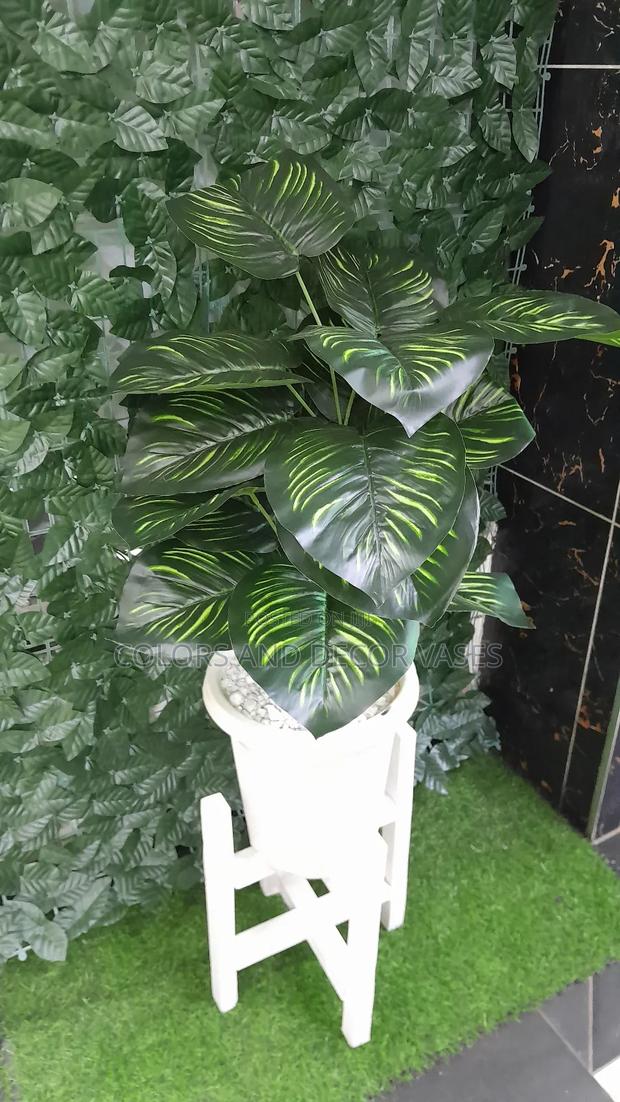 Stripped, Vase Plastic, Stand,White Stones - main view