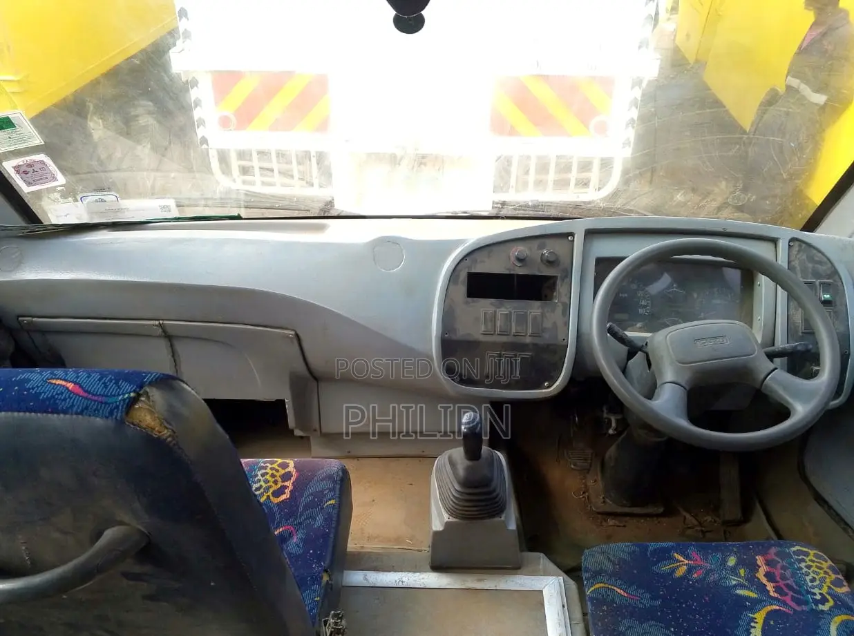 Isuzu Executive Bus 2015 Yellow