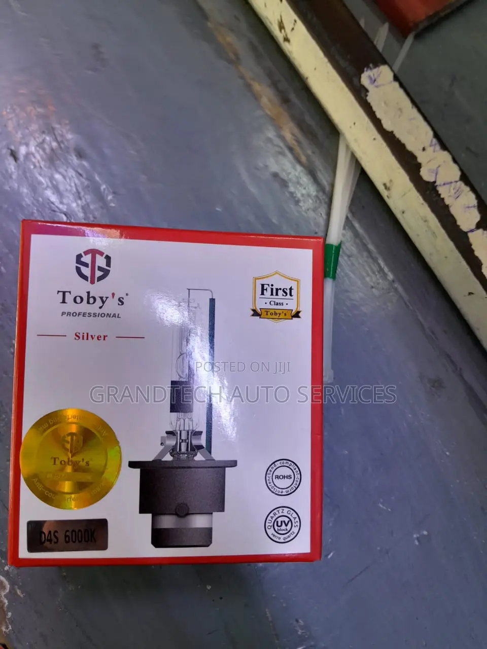 D4s Toby Xenon Bulbs.
