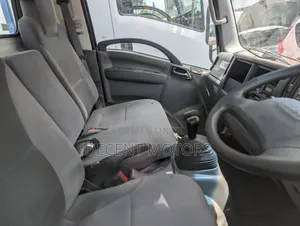 Isuzu ELF 2018 Blue