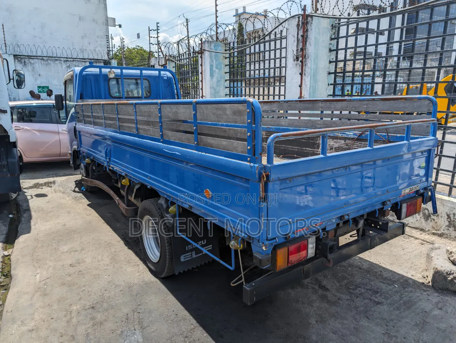 Isuzu ELF 2018 Blue