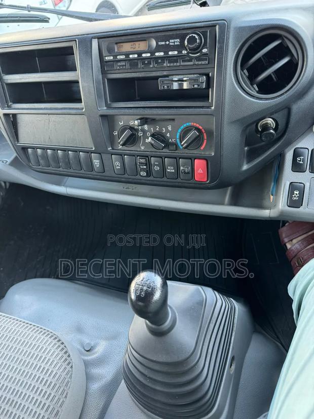 Hino Deutro 2017 White - thumbnail 3