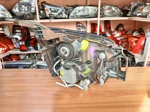 Toyota Noah 2012/13 Zenon Headlights (Shinny Reflector)