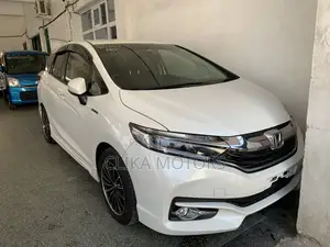 Honda Fit Shuttle 1.5 Hybrid 4WD 2017 Off white