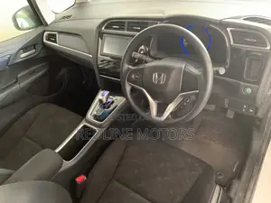 Honda Fit Shuttle 1.5 Hybrid 4WD 2017 Off white