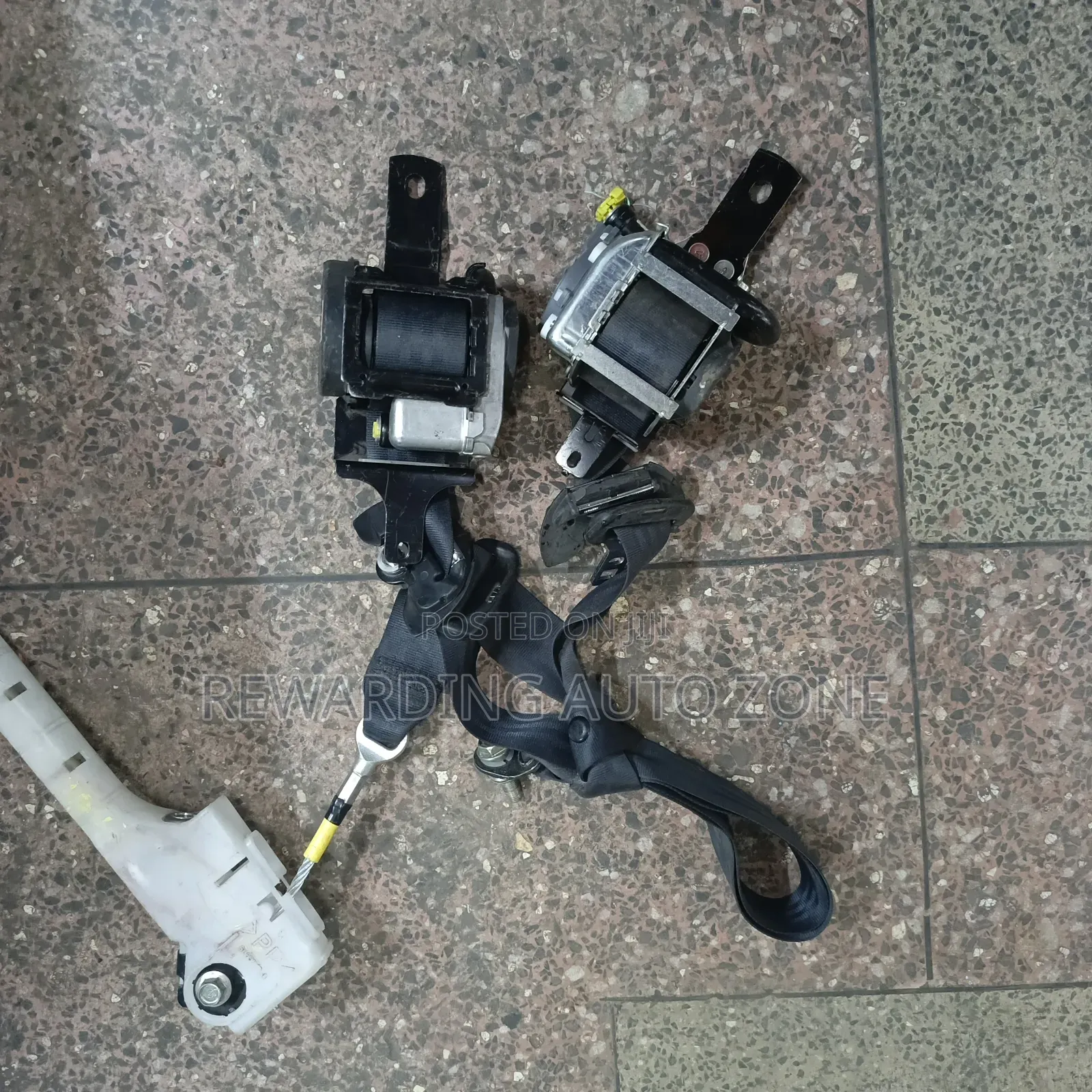 Nissan Serena Seatbelts.