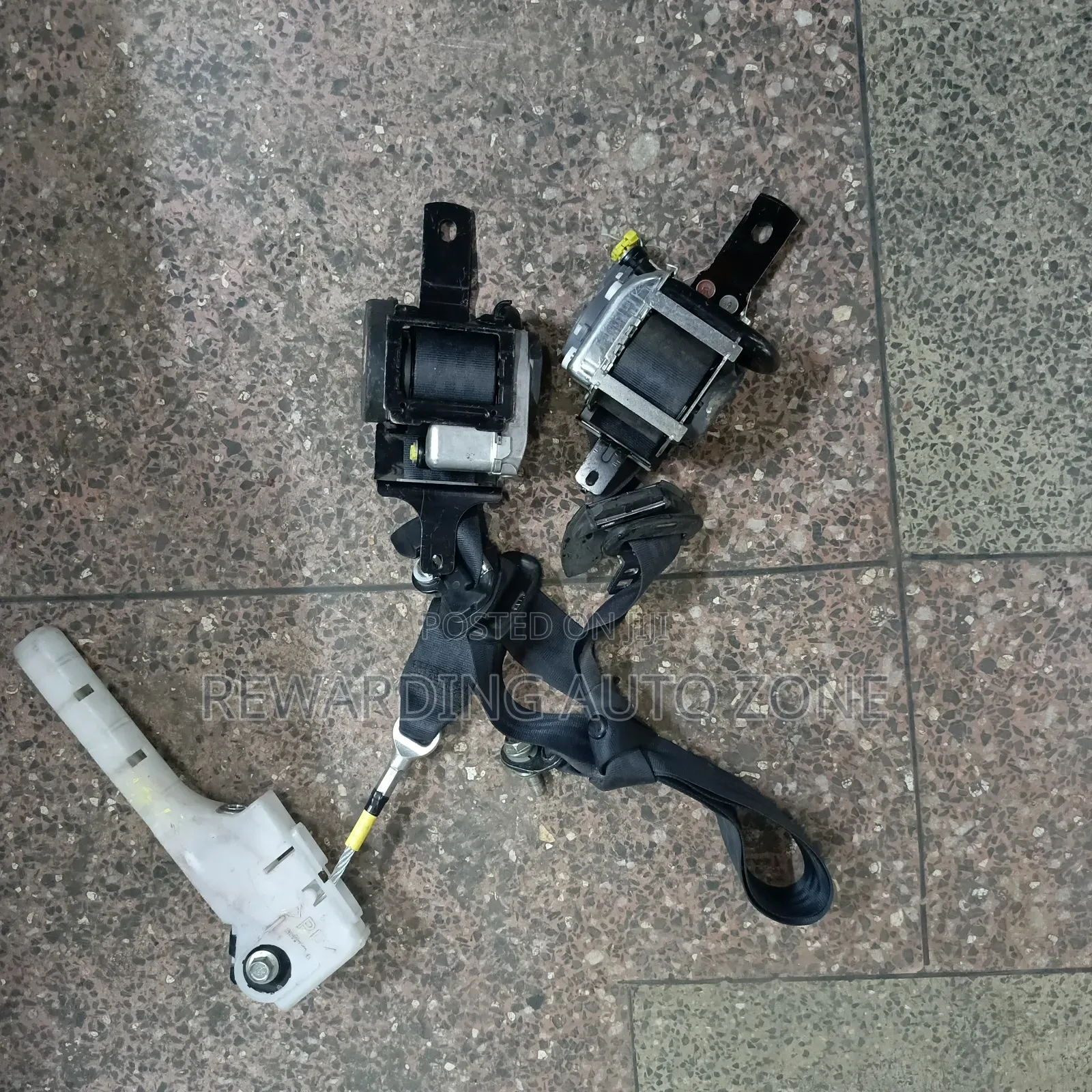 Nissan Serena Seatbelts.