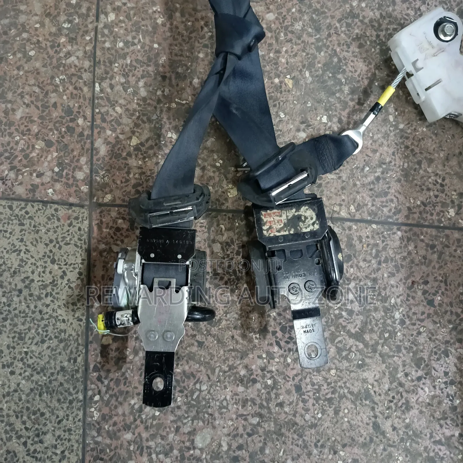 Nissan Serena Seatbelts.