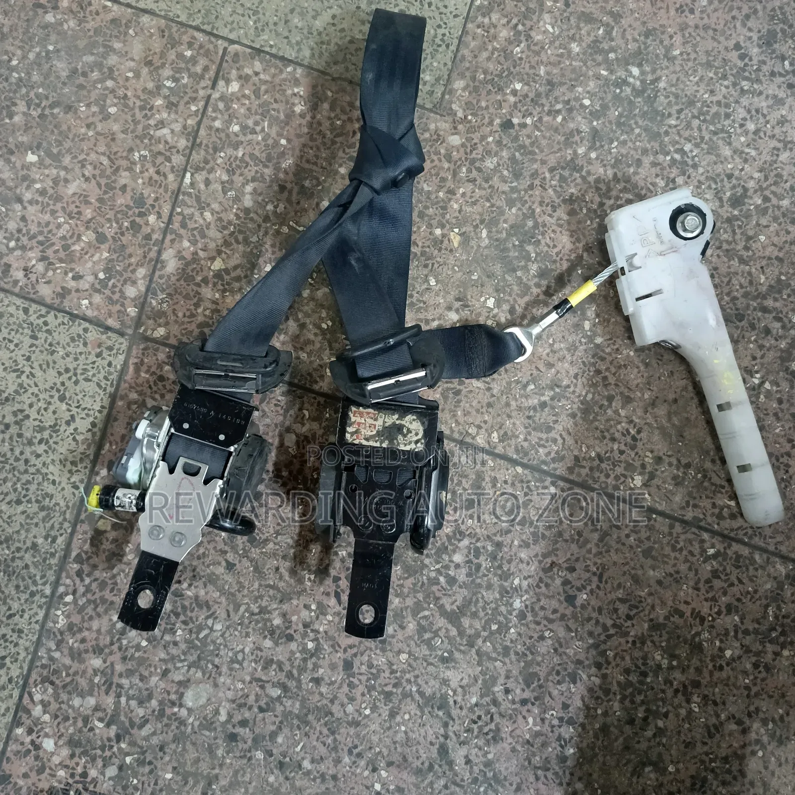 Nissan Serena Seatbelts.