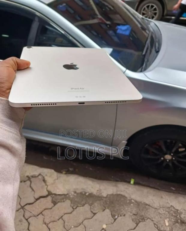 Apple iPad Air (2022) 64 GB Silver - thumbnail 2