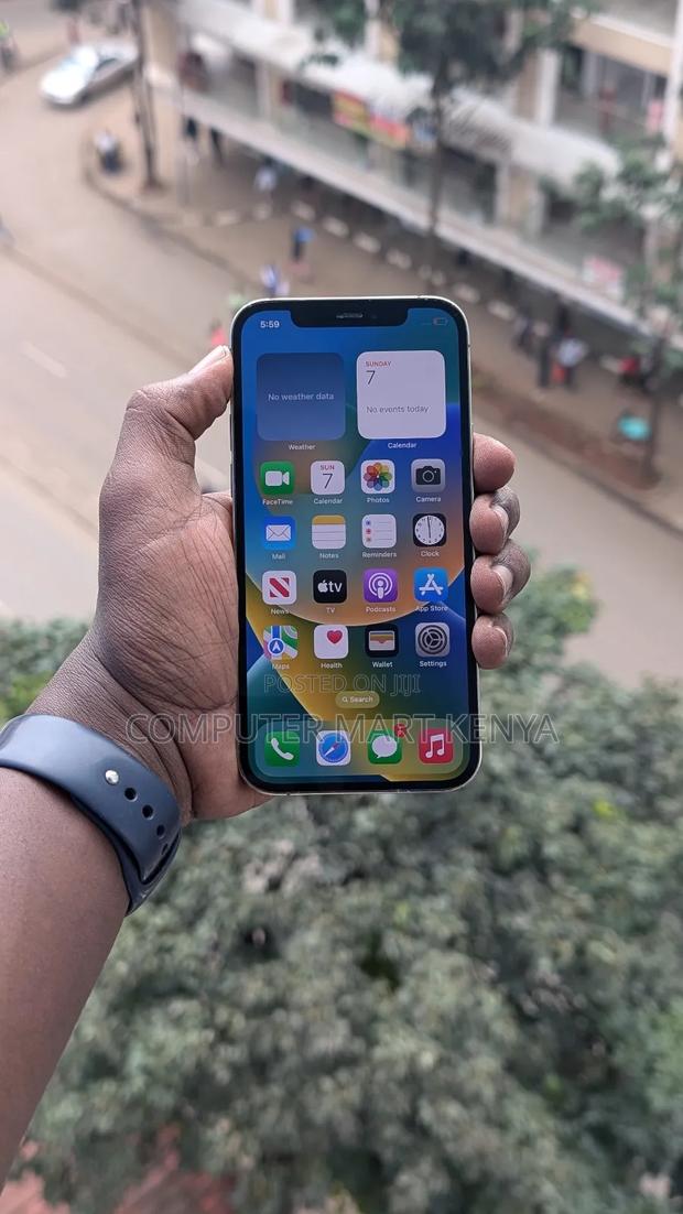 Apple iPhone 12 Pro 256 GB Gold - main view